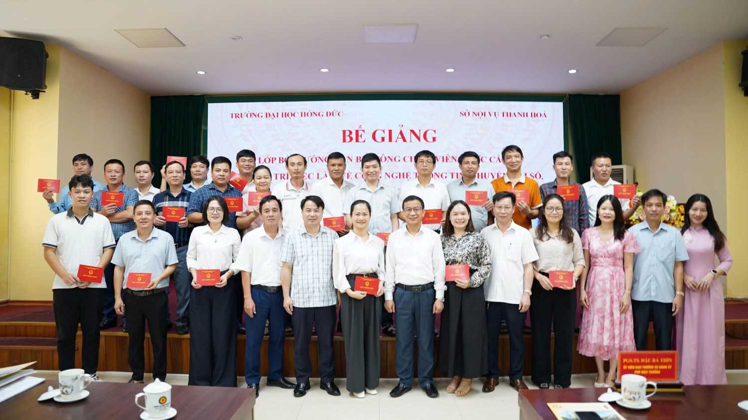 Trường Đại học Hồng Đức tổng kết lớp bồi dưỡng cán bộ, công chức, viên chức cấp xã về công nghệ thông tin và chuyển đổi số
